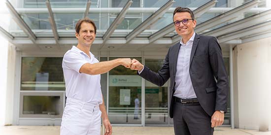 Marco Weidemeier, kaufmännischer Leiter (re.) wünscht Dr. Christian Kindler (li.) für die Leitung seines neuen Departments alles Gute und eine glückliche Hand.