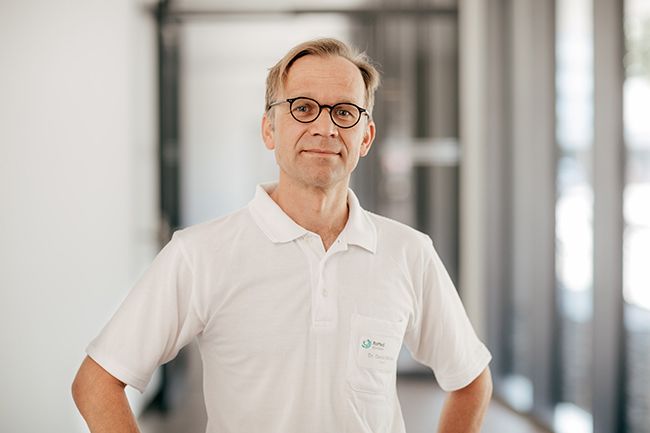 Kardiologe Dr. David Müller, erfahrener Experte beim RoMed Klinikum Rosenheim