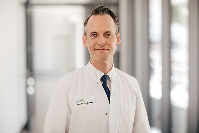 Prof. Dr. Christian Zeckey, Chefarzt Zentrum für Orthopädie und Unfallchirurgie Rosenheim – Bad Aibling, kann stolz auf die hohe Auszeichnung der AOTD sein.