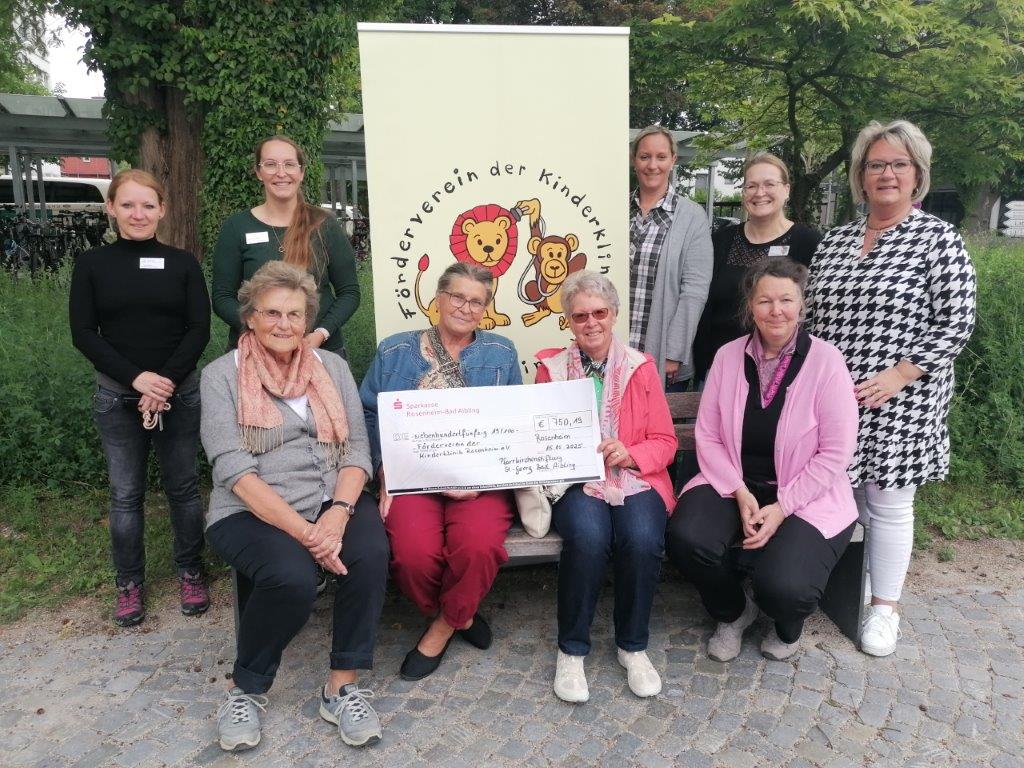 V.l.n.r.: stehend: Sonja Schönwälder (Pflegedienstleitung) Sandra Schaber (Pflegedienstleitung) Sanja Cvetko (Schatzmeisterin Förderverein) Tanja Rüb (Bereichsleitung Allgemeinpädiatrie) Mihaela Hammer (1. Vorsitzende Förderverein); sitzend: Christa Jakob Rosa Rothmüller Veronika Stechl Barbara Merk (Vorsitzende Pfarrgemeinderat St. Georg) V.l.n.r.: stehend: Sonja Schönwälder (Pflegedienstleitung) Sandra Schaber (Pflegedienstleitung) Sanja Cvetko (Schatzmeisterin Förderverein) Tanja Rüb (Bereichsleitung Allgemeinpädiatrie) Mihaela Hammer (1. Vorsitzende Förderverein); sitzend: Christa Jakob Rosa Rothmüller Veronika Stechl Barbara Merk (Vorsitzende Pfarrgemeinderat St. Georg)