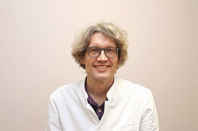 Dr. med.  Frank  Busse