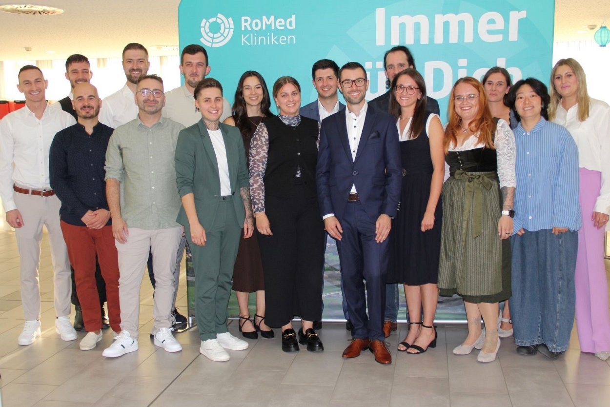 Die neuen Fachpflegekräfte für die Intensiv- und Anästhesiepflege sind stolz auf das Erreichte.  Die Absolventinnen und Absolventen kommen aus den RoMed Häusern Bad Aibling, Rosenheim und Wasserburg sowie von Kooperationspartnern in Südostbayern und Österreich.