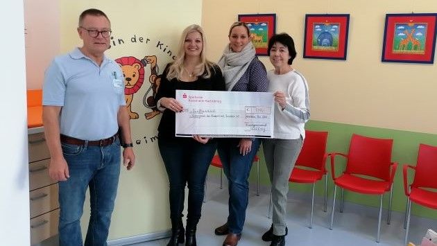 (v.l.n.r.): Dr. Torsten Uhlig (Chefarzt Kinder- und Jugendmedizin), Monika Ott (Frauen Gemeinschaft Pfaffing), Sanja Cvetko (Schatzmeisterin des Fördervereins der Kinderklinik Rosenheim) und Helene Lohner (Vorstandsmitglied des Fördervereins der Kinderklinik Rosenheim) (v.l.n.r.): Dr. Torsten Uhlig (Chefarzt Kinder- und Jugendmedizin), Monika Ott (Frauen Gemeinschaft Pfaffing), Sanja Cvetko (Schatzmeisterin des Fördervereins der Kinderklinik Rosenheim) und Helene Lohner (Vorstandsmitglied des Fördervereins der Kinderklinik Rosenheim)