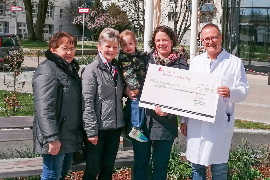 Bild v.l.n.r. Brigitte Wieser, Rahm Gisela, Irmgard Osner-Burgmair mit Anton, Dr. Torsten Uhlig.