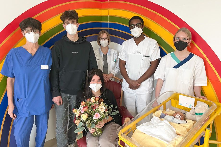 Familienglück – Die Eltern mit der kleinen Ella Adriana sowie dem Geburtshilflichen Team, das mit Blumenstrauß und kleinem Kuschel-Teddybären gratulierte.