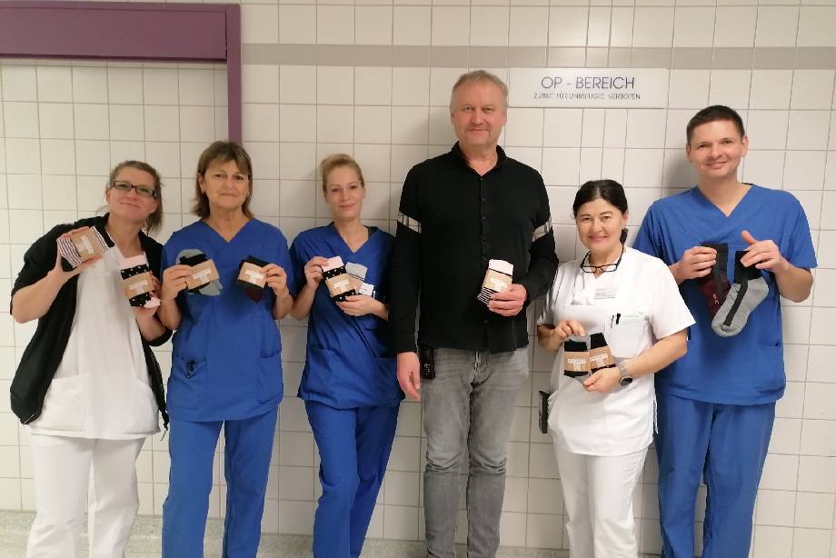 (v.l.n.r.): Nicole Maier, Jeana Ober, Patrizia Paradiso, Lothar Kesselring, Maria Tosa und Kevin Ulrich RoMed-Personal, das mit den gespendeten Socken posiert