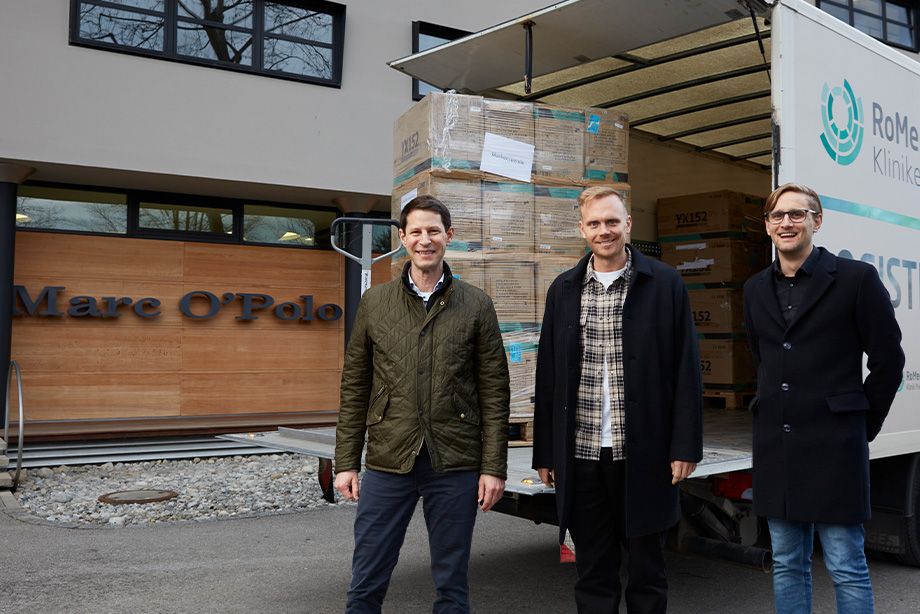 Große Freude herrschte bei der Abholung der Spende bei allen Beteiligten! v.l.n.r.: Michael Müller, Kaufmännischer Direktor der RoMed Kliniken, Maximilian Böck, CEO Marc O'Polo SE und Christoph Runge, Stv. Einkaufsleiter der RoMed Kliniken - © Marc O'Polo