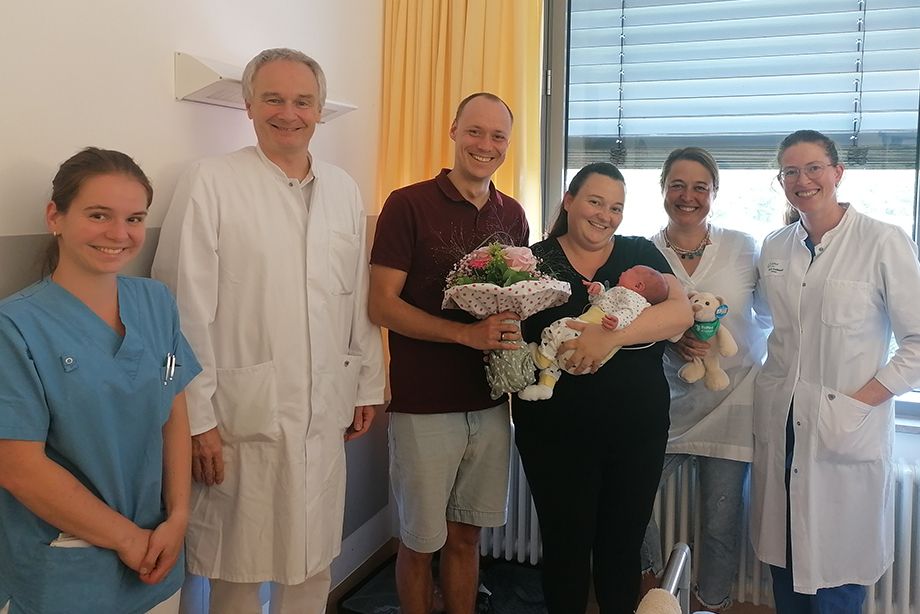 Große Freude: Das geburtshilfliche Team gratuliert den stolzen Eltern Katharina und Thomas Rastetter mit der kleinen Hanna.