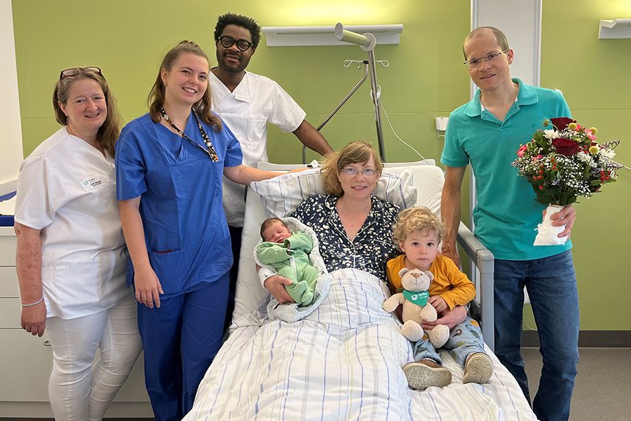 Das geburtshilfliche Team der RoMed Klinik Wasserburg Anja Britta Stopik, kommissarische Leitung und leitende Oberärztin, Hebamme Helena Strebl, und Assistenzarzt Dr. Liditz Hapawa freuen sich gemeinsam mit Mama Cornelia Litwa mit dem kleinen Dominik Simon, Geschwisterchen Paul Emanuel und Papa Jürgen Wallner.