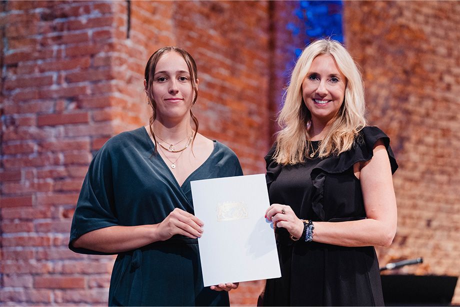 Ausgezeichnet: Kultusministerin Anna Stolz gratuliert Marisa Metschkoll, Jahrgangsbeste der RoMed Berufsfachschule für Pflege Wasserburg, bei der Ehrung in der Allerheiligen-Hofkirche der Münchner Residenz. Foto: ©Jens Hartmann / StMUK