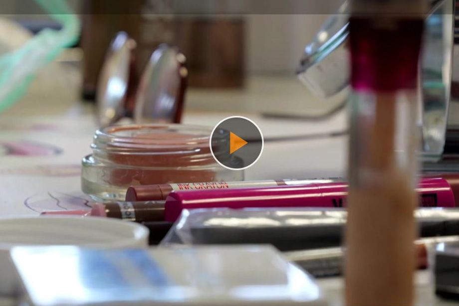 Beim Programm Look Good Feel Better der Deutschen Knochenmarkspenderdatei lernen Krebspatientinnen, wie sie mit den sichtbaren Folgen ihrer Behandlung umgehen können.