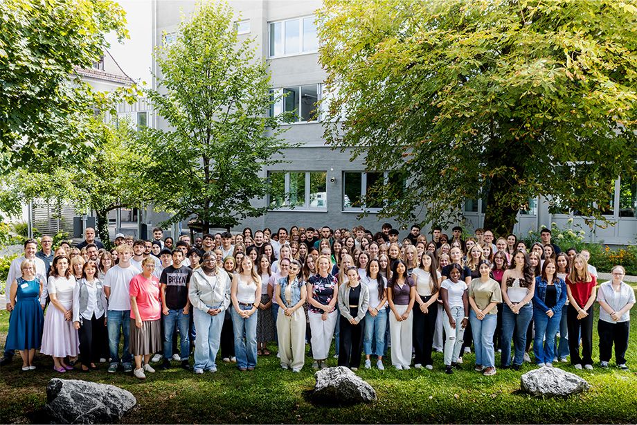 Willkommen bei den RoMed Kliniken: Die neuen Nachwuchskräfte beim Empfangstag in Rosenheim zum Start ihrer Ausbildung. Willkommen bei den RoMed Kliniken: Die neuen Nachwuchskräfte beim Empfangstag in Rosenheim zum Start ihrer Ausbildung.