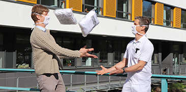 Auch bei der Anlieferung packen die Brüder gemeinsam an... und ein bisschen Spaß muss sein!