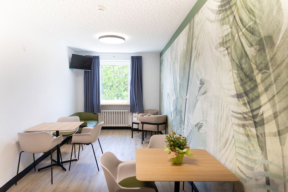 Der Aufenthaltsraum mit Fernseher und gemütlichen Sitzplätzen Der Aufenthaltsraum mit Fernseher und gemütlichen Sitzplätzen
