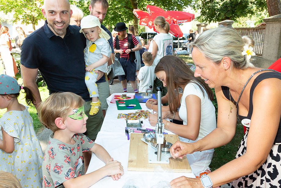 An vielen Stationen wie dem Kinderschminken oder der Button-Maschine fanden die Kinder abwechslungsreiche Angebote. ©Foto Berger