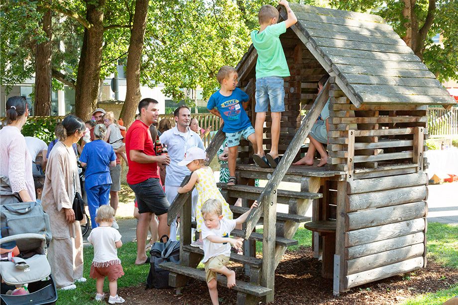 Ein fröhliches Wiedersehen feierten die ehemaligen Frühchen gemeinsam mit ihren Eltern, Geschwistern, Angehörigen und den Mitarbeitenden des Perinatalzentrums. ©Foto Berger