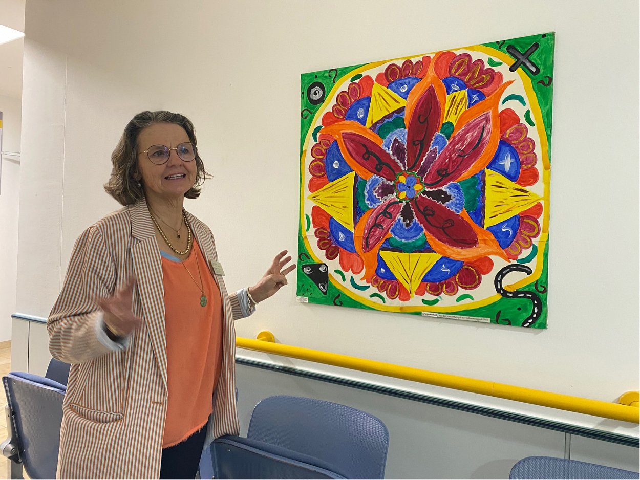 Christiane von Canal, Kunsttherapeutin und Psychoonkologin, erklärt wie das Gemeinschaftsbild aus Zeiten der Schmerztagesklinik vor Corona entstanden ist. Christiane von Canal, Kunsttherapeutin und Psychoonkologin, erklärt wie das Gemeinschaftsbild aus Zeiten der Schmerztagesklinik vor Corona entstanden ist.