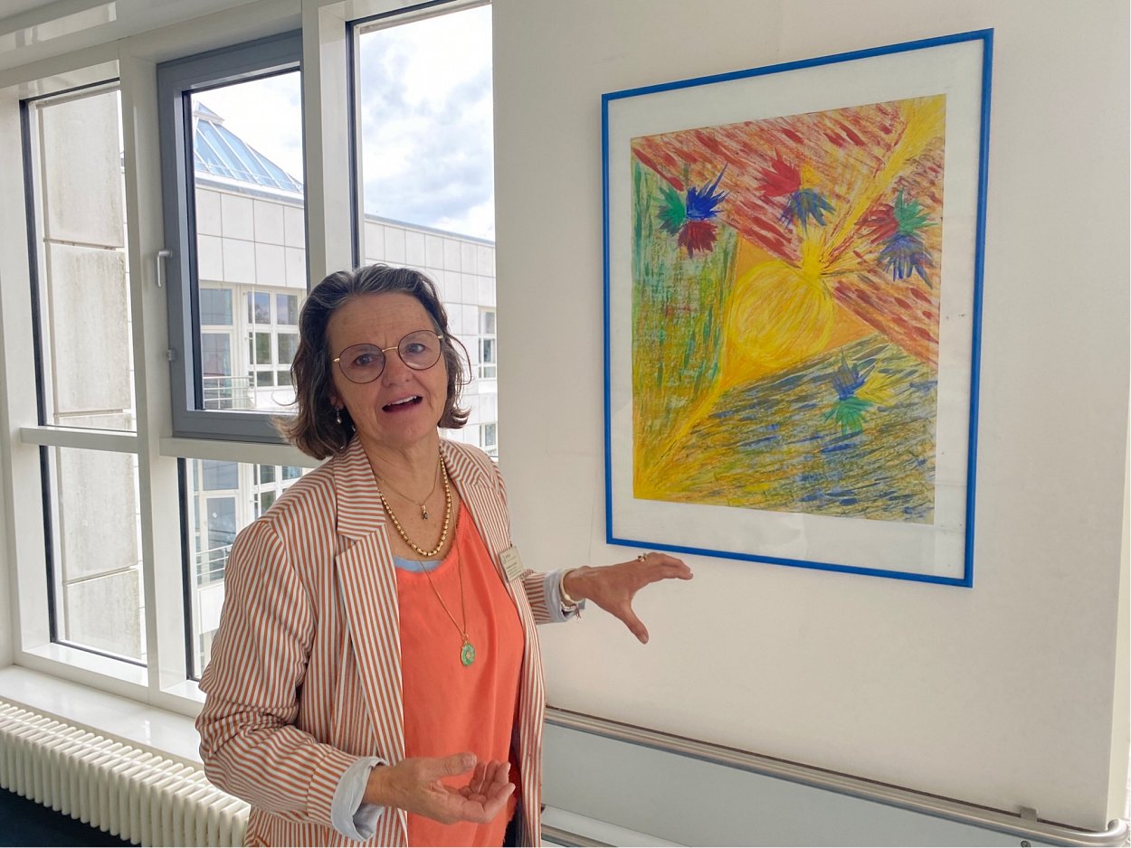 Christiane von Canal, Kunsttherapeutin und Psychoonkologin, erklärt wie das Bild entstanden ist. Christiane von Canal, Kunsttherapeutin und Psychoonkologin, erklärt wie das Bild entstanden ist.