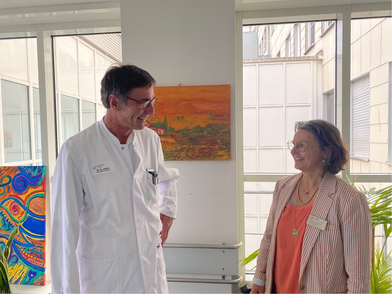 Chefarzt Dr. Lohner Verabschiedet Frau Christiane von Canal. Chefarzt Dr. Lohner Verabschiedet Frau Christiane von Canal.