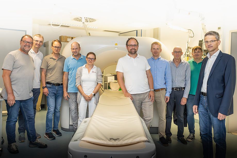 Das Lungenkrebsscreening kann starten! Dazu haben sich niedergelassene Haus- und Facharztpraxen mit dem RoMed Klinikum Rosenheim auf Initiative von Prof. Dr. Stephan Budweiser (1.v.r.) eng vernetzt. 