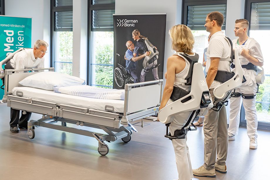Landrat Otto Lederer testet das Exoskelett