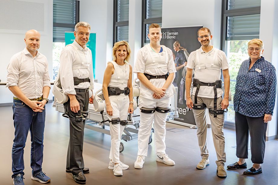 v.l.n.r.: Armin G. Schmidt, CEO German Bionic, Landrat Otto Lederer, Bundestagsabgeordnete Daniela Ludwig, Nikolai Nolf, Pflegefachmann B.Sc., Oberbürgermeister Andreas März, Pflegedirektorin Judith Hantl-Merget