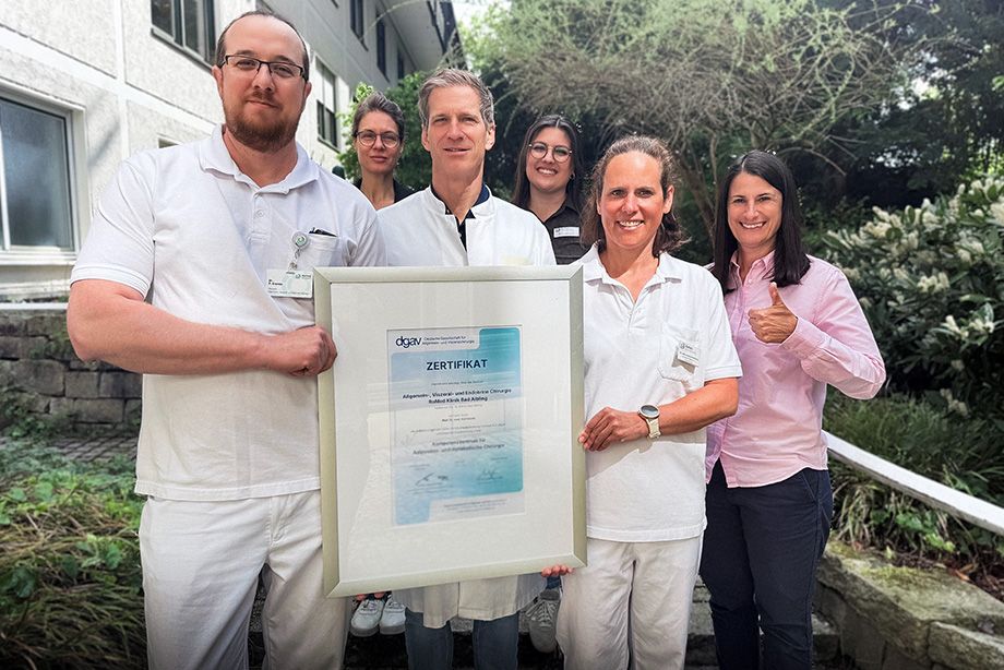 Mit Freude und Stolz präsentieren das Zertifikat Kompetenzzentrum für Adipositas- und metabolische Chirurgie v.l.n.r.: Oberarzt Dr. Pavel Kremer, Dipl-Ökotrophologin Christiane Abel, Chefarzt Prof. Dr. Kai Nowak, Fachkoordinatorin Maria Papadopoulos, Leitende Oberärztin Dr. Sandra Sommerey und Kaufmännische Leiterin Sandra Zabel