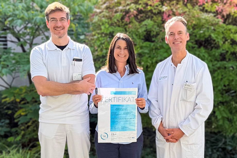 Freuen sich über die Zertifizierung zum Alterstraumazentrum: (v.l.) Chefarzt Andreas Aresin, Kaufmännische Leiterin Sandra Zabel und Chefarzt Prof. Dr. Christian Zeckey.