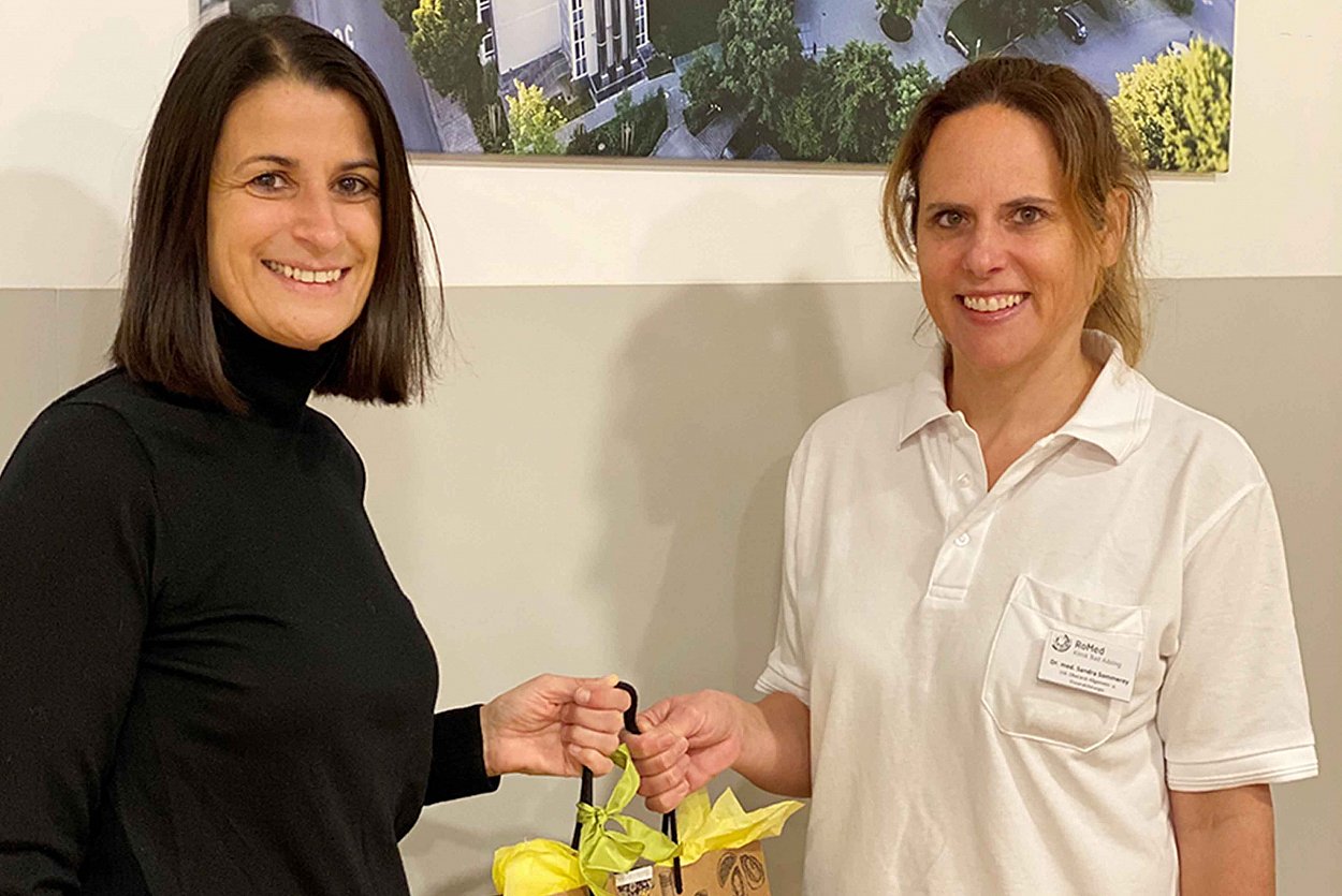 Kaufmännische Leiterin Sandra Zabel (li) begrüßt Dr. Sandra Sommerey (re) herzlich als Leitende Oberärztin und Standortleiterin der Klinik für Allgemein-, Viszeral- und Endokrine Chirurgie im Zentrum für Chirurgie Rosenheim – Bad Aibling Kaufmännische Leiterin Sandra Zabel (li) begrüßt Dr. Sandra Sommerey (re) herzlich als Leitende Oberärztin und Standortleiterin der Klinik für Allgemein-, Viszeral- und Endokrine Chirurgie im Zentrum für Chirurgie Rosenheim – Bad Aibling