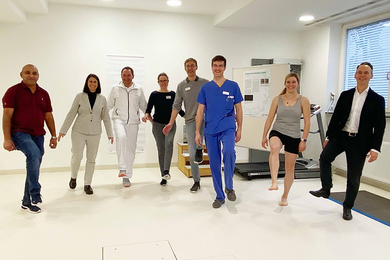 Vor laufender Kamera gab es gleich eine Kostprobe der Profis in Sachen Gleichgewicht: Der Einbeinstand! v.l.n.r.: Oberarzt Ditto Joseph, Kaufmännische Leiterin Sandra Zabel, Physiotherapeut Martin Gerstung, Bewegungsanalyse-Laborleitung Claudia Oestreich - M.Sc. Biomechanik und Bewegungsanalyse -, Leitender Oberarzt und Medizinischer Leiter Bewegungsanalyse-Labor Dr. Jan Nikolas Rieken, Ärztlicher Direktor und Chefarzt Innere Medizin und Akutgeriatrie Andreas Aresin, Physiotherapeutin Bärbel Gattung und Chefarzt des Zentrums für Orthopädie und Unfallchirurgie Rosenheim-Bad Aibling Prof. Dr. Christian Zeckey Vor laufender Kamera gab es gleich eine Kostprobe der Profis in Sachen Gleichgewicht: Der Einbeinstand! v.l.n.r.: Oberarzt Ditto Joseph, Kaufmännische Leiterin Sandra Zabel, Physiotherapeut Martin Gerstung, Bewegungsanalyse-Laborleitung Claudia Oestreich - M.Sc. Biomechanik und Bewegungsanalyse -, Leitender Oberarzt und Medizinischer Leiter Bewegungsanalyse-Labor Dr. Jan Nikolas Rieken, Ärztlicher Direktor und Chefarzt Innere Medizin und Akutgeriatrie Andreas Aresin, Physiotherapeutin Bärbel Gattung und Chefarzt des Zentrums für Orthopädie und Unfallchirurgie Rosenheim-Bad Aibling Prof. Dr. Christian Zeckey
