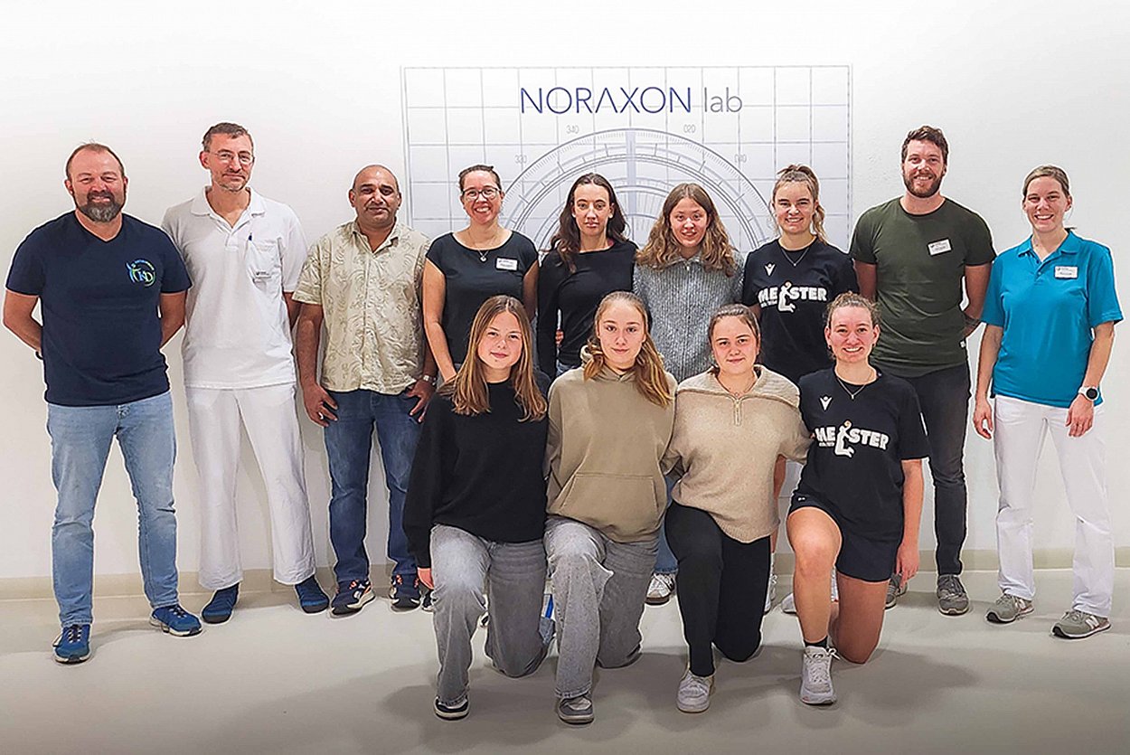 Das Bild zeigt einige der TSV-1880-Athleten des Wasserburger Basketballer-Nachwuchses, die zum Fitness-Check kamen mit dem Team des Aiblinger RoMed-Bewegungslabors unter der ärztlichen Leitung von Dr. Jan Rieken (2.v.l.) mit Unterstützer Christof Köck (1.v.l.) Fotograf: Alexander Brosch Das Bild zeigt einige der TSV-1880-Athleten des Wasserburger Basketballer-Nachwuchses, die zum Fitness-Check kamen mit dem Team des Aiblinger RoMed-Bewegungslabors unter der ärztlichen Leitung von Dr. Jan Rieken (2.v.l.) mit Unterstützer Christof Köck (1.v.l.) Fotograf: Alexander Brosch