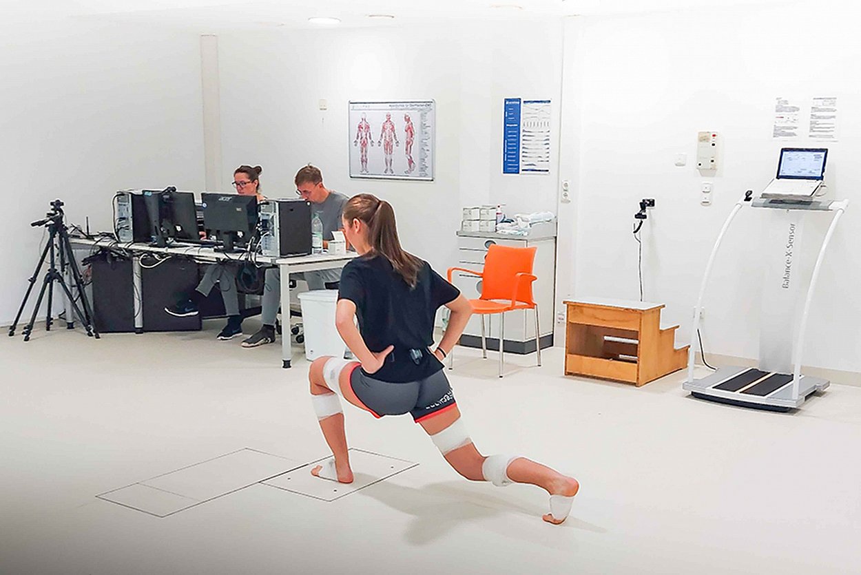 Im Hintergrund analysieren Laborleiterin Claudia Oestreich und ärztlicher Leiter Dr. Jan Rieken die Messdaten der Wasserburger Basketballerin Florentine Kronast, die von den Sensoren während des Tests an den PC übertragen werden. Fotografin: Maria Haas Im Hintergrund analysieren Laborleiterin Claudia Oestreich und ärztlicher Leiter Dr. Jan Rieken die Messdaten der Wasserburger Basketballerin Florentine Kronast, die von den Sensoren während des Tests an den PC übertragen werden. Fotografin: Maria Haas