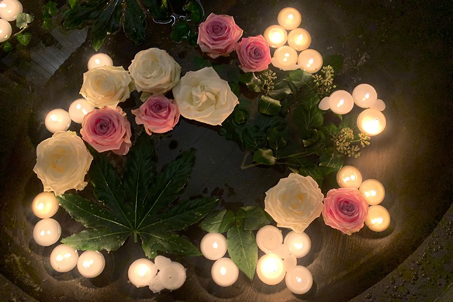 Schwimmkerzen als Symbol für das Weiterleben der Erinnerung und das Licht, das bleibt