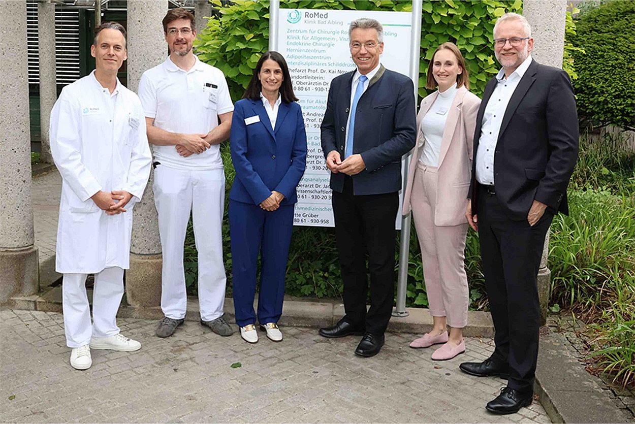 Die RoMed Klinik Bad Aibling ist gut für die Zukunft aufgestellt (v.l.n.r.): Chefarzt Zentrum für Orthopädie und Unfallchirurgie Rosenheim-Bad Aibling Prof. Dr. Christian Zeckey, Ärztlicher Direktor und Chefarzt Innere Medizin und Akutgeriatrie Andreas Aresin, Kaufmännische Leiterin Sandra Zabel, Landrat Otto Lederer, Pflegedienstleiterin Yvonne Behrendt und RoMed-Geschäftsführer Dr. Ulrich Schulze. Foto: Landratsamt Rosenheim Die RoMed Klinik Bad Aibling ist gut für die Zukunft aufgestellt (v.l.n.r.): Chefarzt Zentrum für Orthopädie und Unfallchirurgie Rosenheim-Bad Aibling Prof. Dr. Christian Zeckey, Ärztlicher Direktor und Chefarzt Innere Medizin und Akutgeriatrie Andreas Aresin, Kaufmännische Leiterin Sandra Zabel, Landrat Otto Lederer, Pflegedienstleiterin Yvonne Behrendt und RoMed-Geschäftsführer Dr. Ulrich Schulze. Foto: Landratsamt Rosenheim