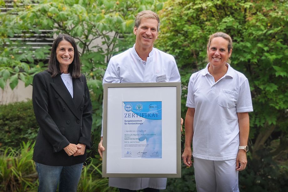 Freuen sich über die Auszeichnung: Kaufmännische Leiterin Sandra Zabel, Chefarzt Prof. Dr. Kai Nowak, Standortleiterin Dr. Sandra Sommerey Freuen sich über die Auszeichnung: Kaufmännische Leiterin Sandra Zabel, Chefarzt Prof. Dr. Kai Nowak, Standortleiterin Dr. Sandra Sommerey