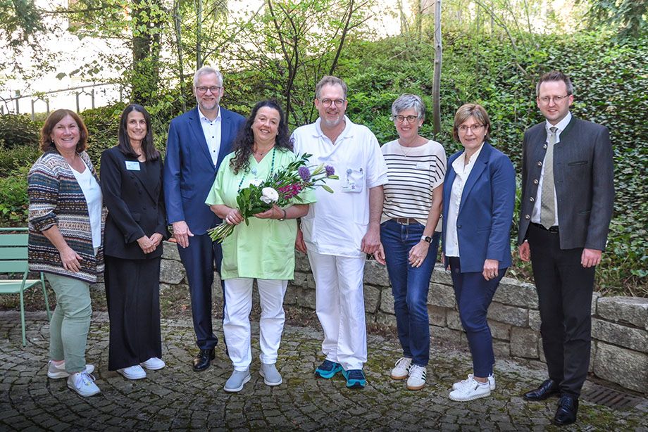 20 Jahre PMD. Es freuen sich v.l.: Dipl. Psych. Andrea Schmidt, Sandra Zabel, Kaufmännische Leiterin, Dr. Ulrich Schulze, RoMed-Geschäftsführer, Annette Grüber, Leiterin des palliativmedizinischen Dienstes, Dr. Christof Geigerseder, stv. Leiter des palliativmedizinischen Dienstes, Gemeindereferentin und Klinikseelsorgerin Elisabeth Boxhammer, stellvertretende Landrätin Marianne Loferer und Bürgermeister der Stadt Bad Aibling Stephan Schlier 
