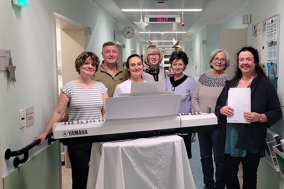 Sie brachten Weihnachtsklänge auf die Stationen. v.l.n.r. Janica Adickes, Dragan Miljkovic, Merel van Hoefs, Hilde Varadi, Kerstin Haas, Brigitte Wagner und Annette Grüber von der RoMed Klinik Bad Aibling