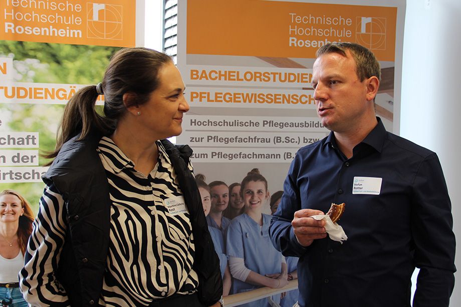 Hungrig auf Wissen – und Wissen macht hungrig! Martina Rost (li), Leiterin der RoMed Fort- und Weiterbildung und Stefan Rotter (re), Fachliche Leitung Praxisanleitung bei RoMed Fort- und Weiterbildung im Austausch anlässlich des 1. Rosenheimer Symposiums Praxisanleitung. Hungrig auf Wissen – und Wissen macht hungrig! Martina Rost (li), Leiterin der RoMed Fort- und Weiterbildung und Stefan Rotter (re), Fachliche Leitung Praxisanleitung bei RoMed Fort- und Weiterbildung im Austausch anlässlich des 1. Rosenheimer Symposiums Praxisanleitung.