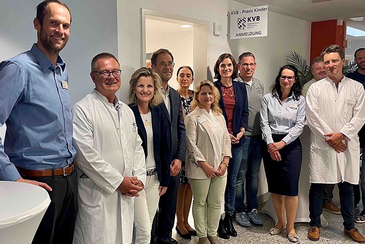 Eröffnung der KVB-Kinderpraxis im RoMed Klinikum Rosenheim: Daniela Ludwig, Parlamentarische Staatssekretärin im Bundesinnenministerium und Bundestagsabgeordnete (3.v.l.) freut sich mit Dr. Torsten Uhlig, Chefarzt Klinik für Kinder- und Jugendmedizin (2.v.l.) und seinem Nachfolger PD Dr. Hendrik Jünger (re.) sowie Josef Bauer, Leiter Klinikinfrastruktur (li.), Dr. Reinhard Hopfner (4.v.l.), Dr. Martina Bielawski, Kaufmännische Leiterin (2.v.r.) sowie Kolleginnen und Kollegen der KVB-Praxis, Foto: Andrea Michael Eröffnung der KVB-Kinderpraxis im RoMed Klinikum Rosenheim: Daniela Ludwig, Parlamentarische Staatssekretärin im Bundesinnenministerium und Bundestagsabgeordnete (3.v.l.) freut sich mit Dr. Torsten Uhlig, Chefarzt Klinik für Kinder- und Jugendmedizin (2.v.l.) und seinem Nachfolger PD Dr. Hendrik Jünger (re.) sowie Josef Bauer, Leiter Klinikinfrastruktur (li.), Dr. Reinhard Hopfner (4.v.l.), Dr. Martina Bielawski, Kaufmännische Leiterin (2.v.r.) sowie Kolleginnen und Kollegen der KVB-Praxis, Foto: Andrea Michael