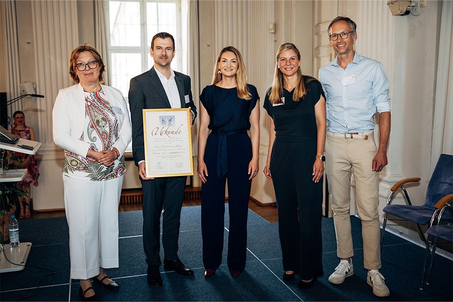 Verleihung des Organspende-Sonderpreises von Bayerns Gesundheits- und Pflegeministerin Judith Gerlach (Mitte) an das Maria-Ward-Gymnasium sowie Barbara Hobmeier (2.v.r.) und Florian Heinz (re.) Foto: © StMGP Verleihung des Organspende-Sonderpreises von Bayerns Gesundheits- und Pflegeministerin Judith Gerlach (Mitte) an das Maria-Ward-Gymnasium sowie Barbara Hobmeier (2.v.r.) und Florian Heinz (re.) Foto: © StMGP