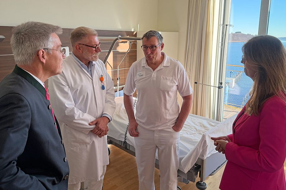 v.l.n.r.: Landrat Otto Lederer im Gespräch mit Chefarzt Dr. Oliver Benetka, Ärztlichen Direktor Dr. Martin Primbs sowie Kaufmännischer Leiterin Maren Engelbrecht