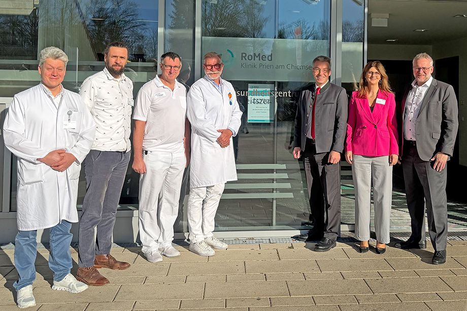 v.l.n.r.: Chefarzt Prof. Dr. Florian Herrle, Pflegedienstleiter Sebastian Hirmer, Ärztlicher Direktor Dr. Martin Primbs, Chefarzt Dr. Oliver Benetka, Landrat Otto Lederer, Kaufmännische Leiterin Maren Engelbrecht und RoMed-Geschäftsführer Dr. Ulrich Schulze 