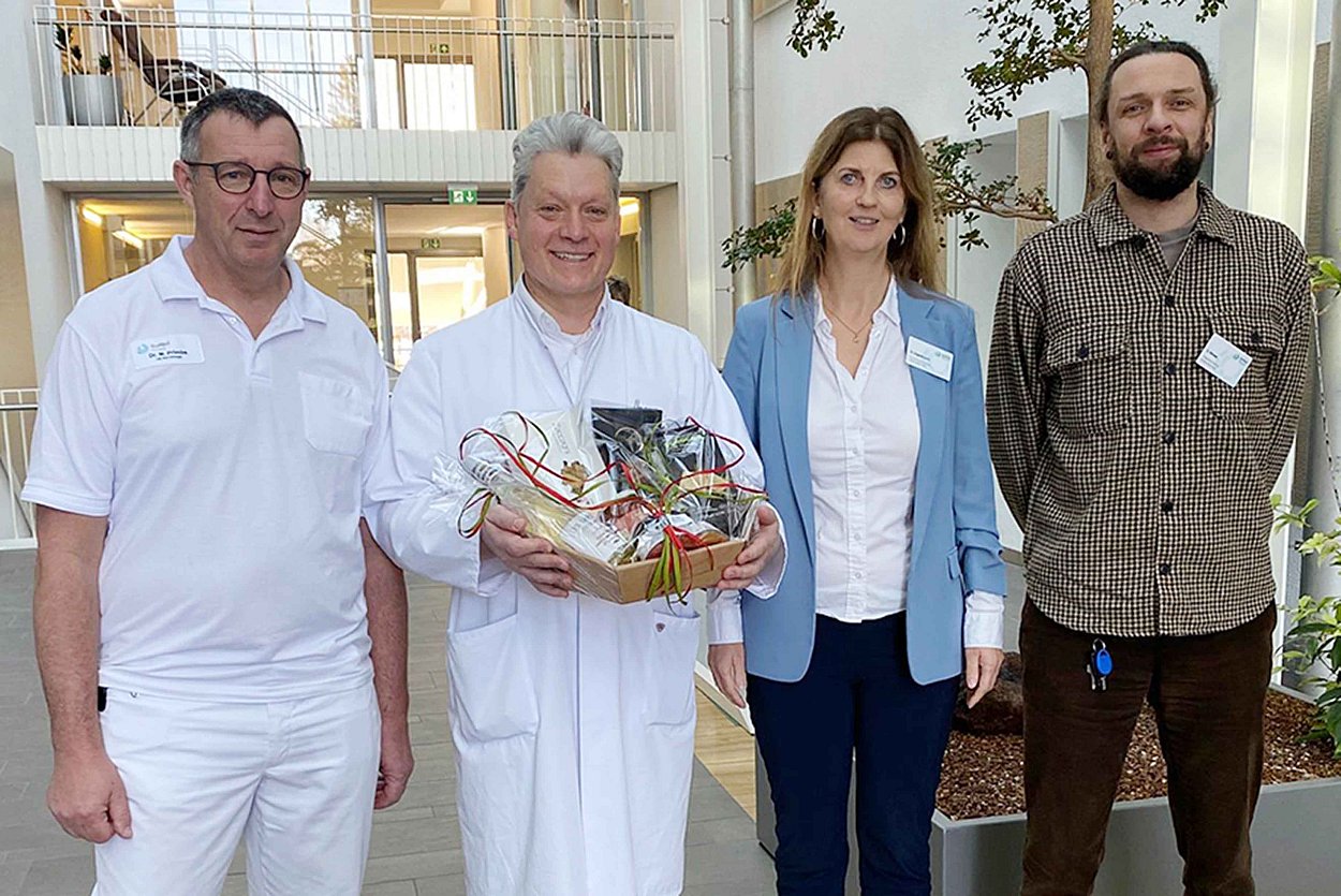 Grund zur Freude – v.l.n.r.: Ärztlicher Direktor Dr. Martin Primbs, Prof. Dr. Florian Herrle, Chefarzt der Abteilungen für Allgemein- und Viszeralchirurgie an den RoMed-Standorten Prien und Wasserburg, Kaufmännische Leiterin Maren Engelbrecht und Pflegedienstleiter Sebastian Hirmer Foto: RoMed Kliniken