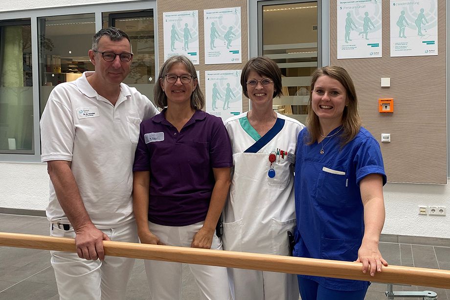 v.l.: Ärztlicher Leiter Dr. Martin Primbs mit seinen Team-Kolleginnen Martina Rappel, Physiotherapeutin, Mirjam Schimpfößl , „PrienAktiv“-Pflegekraft und Regina Bauregger, Physician Assistent v.l.: Ärztlicher Leiter Dr. Martin Primbs mit seinen Team-Kolleginnen Martina Rappel, Physiotherapeutin, Mirjam Schimpfößl , „PrienAktiv“-Pflegekraft und Regina Bauregger, Physician Assistent