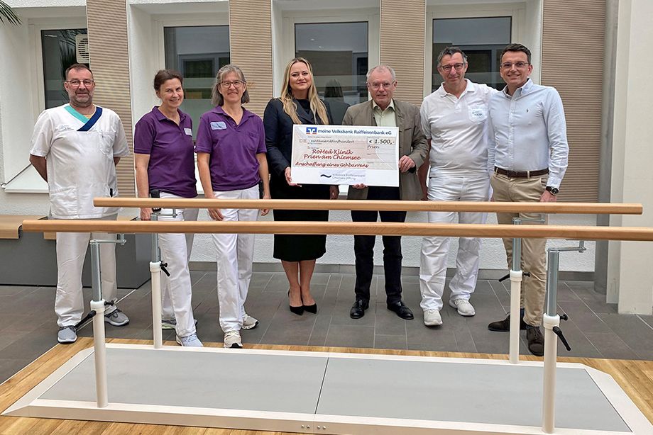 v.l.n.r.: Freuen sich über den neuen Gehbarren: ERAS-Nurse Harald Pallor, Leiterin der Physikalischen Therapie Susanne Galli und Kollegin Martina Rappel, Katharina Weiß, Marktdirektorin Volksbank Raiffeisenbank Prien sowie Prof. Dr. Josef Stadler, Aufsichtsratsvorsitzender Volksbank Raiffeisenbank, Ärztlicher Direktor Dr. Martin Primbs und Kaufmännischer Leiter Marco Weidemeier. Foto: RoMed Kliniken v.l.n.r.: Freuen sich über den neuen Gehbarren: ERAS-Nurse Harald Pallor, Leiterin der Physikalischen Therapie Susanne Galli und Kollegin Martina Rappel, Katharina Weiß, Marktdirektorin Volksbank Raiffeisenbank Prien sowie Prof. Dr. Josef Stadler, Aufsichtsratsvorsitzender Volksbank Raiffeisenbank, Ärztlicher Direktor Dr. Martin Primbs und Kaufmännischer Leiter Marco Weidemeier. Foto: RoMed Kliniken