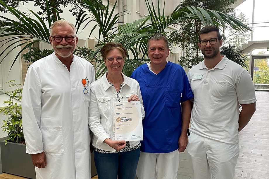 Gemeinsam zum Erfolg: Chefarzt Dr. Oliver Benetka, Oberärztin Dr. Inge Hugenberg, Pflegefachkraft Andreas Konrad und Oberarzt Dr. Kevin Lehnert freuen sich über die erneute Zertifizierung.