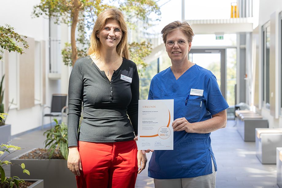 Kaufmännische Leiterin Maren Engelbrecht und Oberärztin Dr. Inge Hugenberg Kaufmännische Leiterin Maren Engelbrecht und Oberärztin Dr. Inge Hugenberg