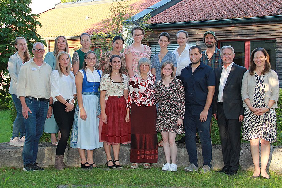 Hans Albert, Stellvertretender Pflegedirektor RoMed Kliniken (2.v.r.), Martina Rost, Leiterin RoMed Fort- und Weiterbildung (1.v.r.), Irmgard Weise, Leiterin der Fachweiterbildung (Mitte, untere Reihe) sowie die Mitglieder der Prüfungskommission wünschten den Absolventinnen und Absolventen für ihre verantwortungsvolle Arbeit alles Gute sowie Freude und Erfüllung im Beruf.