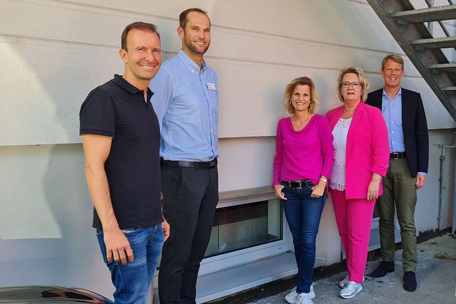 Termin am künftigen Ort der Babyklappe am RoMed Klinikum. Von links: CSU-Stadtrat Florian Ludwig, der Leiter der Klinikinfrastruktur Josef Bauer, MdB Daniela Ludwig, die Vorsitzende des Fördervereins Kinderklinik und RoMed Geschäftsführer Dr. Jens Deerberg-Wittram. (©Foto: Rosi Raab)