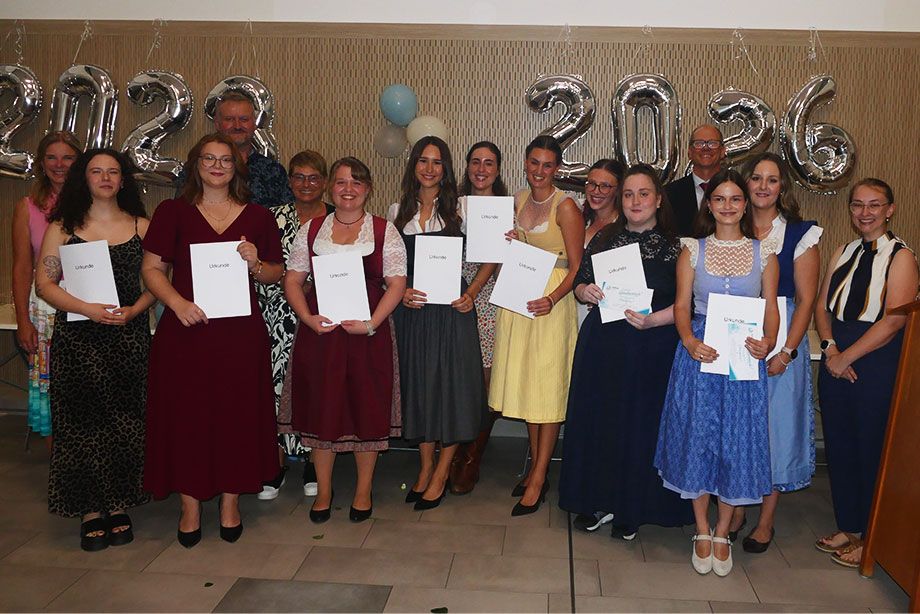 Die 10 strahlenden Staatspreisträger (v. l.): Heidi Kaupel (stellv. Schulleitung) Susanne Reisinger, Stefanie Kuppelwieser, Lothar Kesselring (Zentrumsleitung OP/Anästhesie Rosenheim), Pflegedirektorin Judith Hantl-Merget, Veronika Pobel, Lena Pfaffinger, Johanna Babl, Florina Gebhardt, Anna Balleis, Isabel Ulrich, Schulleiter Lutz Krüger, Anna Stadler, Marie Buchner, Klassenleitung Lea Seelos